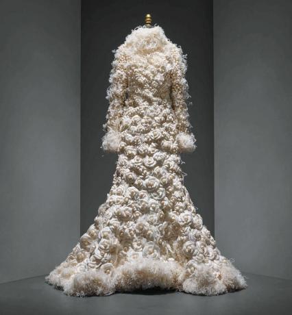 pernikahan-ensemble-karl-lagerfeld-manus-x-machina-fashion-exhibition-met-nyc_dezeen_936_12