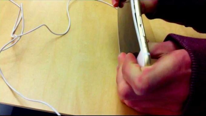 Membungkuk iPhone 6 Plus di Apple Store adalah ide yang bodoh. Tangkapan layar: Killian Bell/Cult of Mac