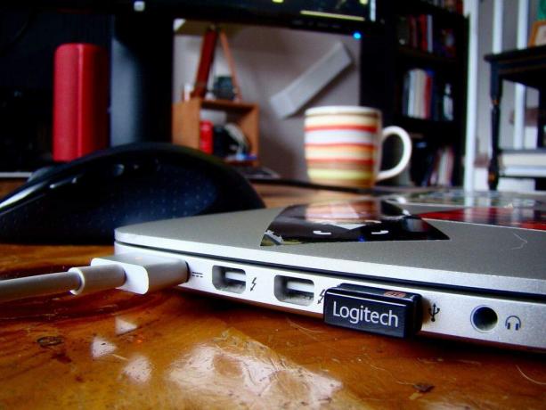 Zaoszczędź trochę miejsca na biurku dzięki temu zamkniętemu trybowi MacBooka. Zdjęcie: Rob LeFebvre/Cult of Mac