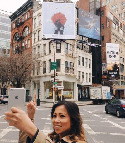 Cielo de la Paz se svým billboardem „Shot on iPhone 6“ v dubnu v New Yorku.