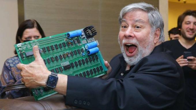 Wozniak antoi nimikirjoituksen Apple-1:n prosessorille Dubaissa vuonna 2021.