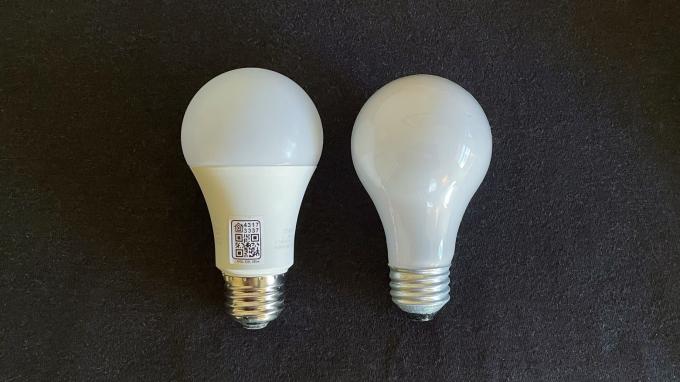 La lampadina LED Meross Smart WiFi ha le dimensioni di una lampadina standard.