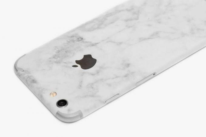 Gli utenti di iPhone possono scegliere tra una custodia in marmo o una skin.