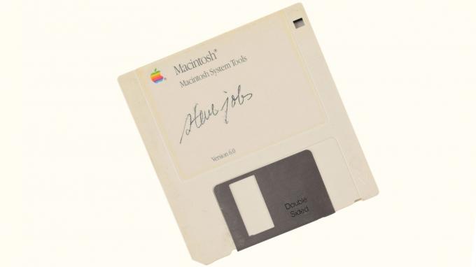 Šis Stīva Džobsa parakstītais 3,5 collu Macintosh disketes tiek izsolīts.