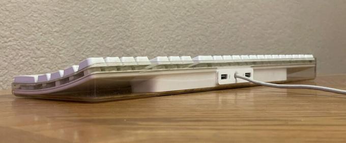 Um teclado Apple sujo na parte de trás