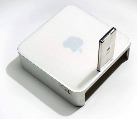 Mac Mini ar iPod dokstaciju.