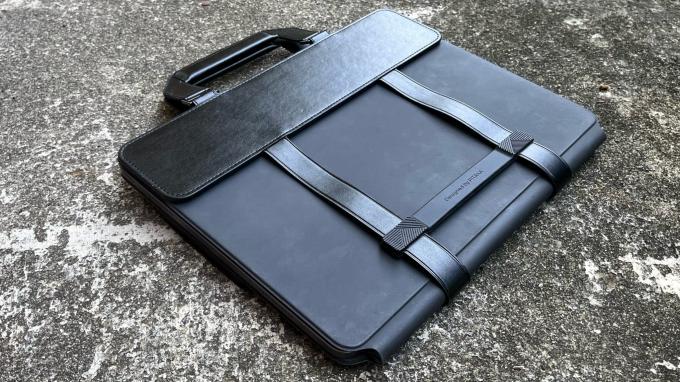 Το πίσω μέρος της θήκης Pitaka FlipBook δείχνει ότι είναι ως επί το πλείστον ένας τρόπος για να στερεώσετε μια λαβή σε ένα iPad.