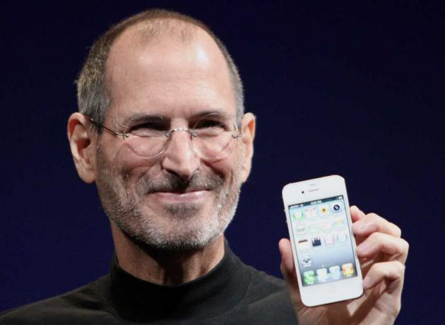 Steve Jobs trzyma iPhone'a