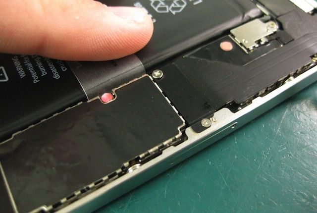 Un indicador de daños por líquidos dentro de un iPhone.