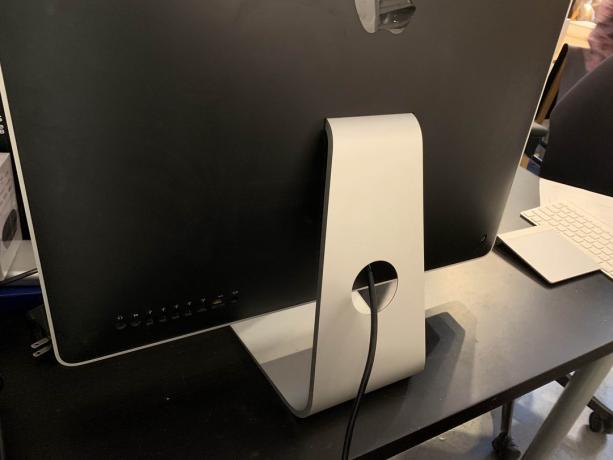 Гърбът на iMac, показващ отвора за кабела в стойката