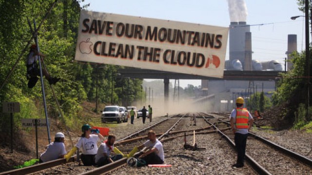 Protestatarii de mediu din 2012 blochează trenurile de cărbune menite să alimenteze instalația de date Apple Maiden, NC.