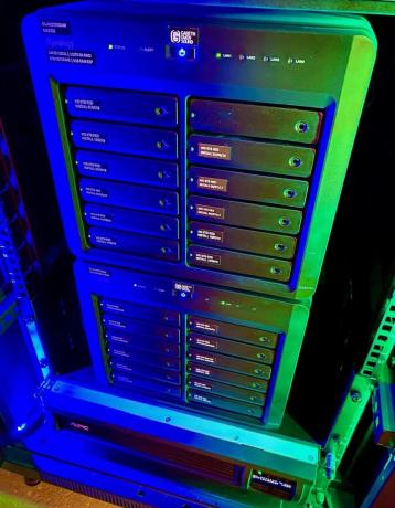 Daug duomenų saugoma ir saugoma naudojant 8 TB „Synology NAS DiskStation“ ir APC UPS akumuliatoriaus atsarginę kopiją ir apsaugą nuo viršįtampių.