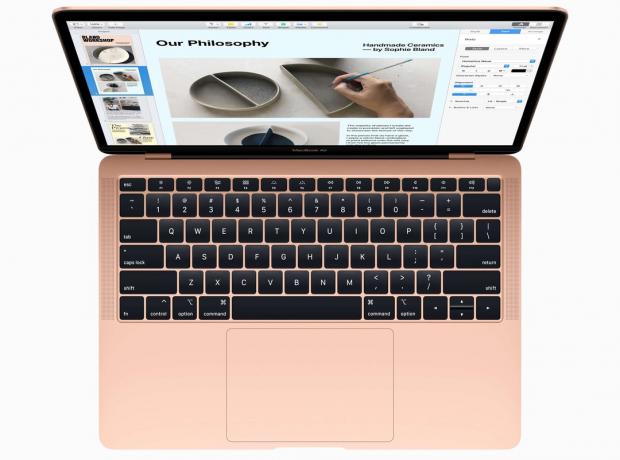MacBook Air 2018 otevřen