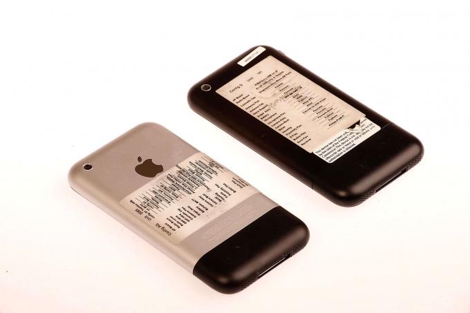 Prototip Apple iPhone 2G (ilk iPhone). Siyah telefon, iOS'un yayınlanmamış bir sürümünü içeriyor.