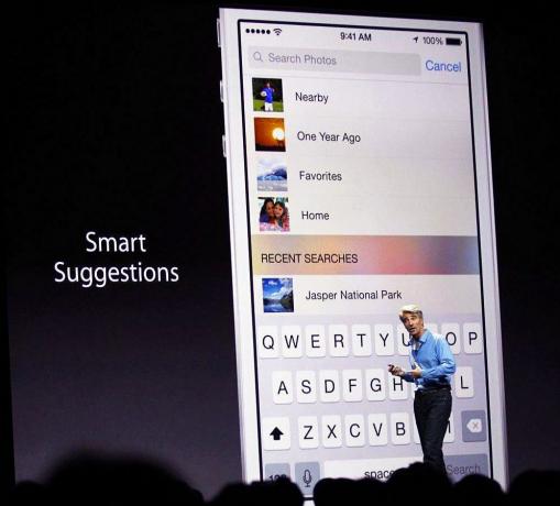 Craig Federighi mostra um recurso de sugestões inteligentes na WWDC. Foto: Roberto Baldwin / The Next Web