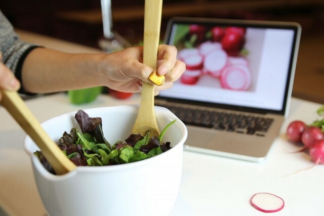 Uživatel může procházet receptem na webové stránce rukama klouzáním ukazováčku po NailO. Foto: MIT Media Lab