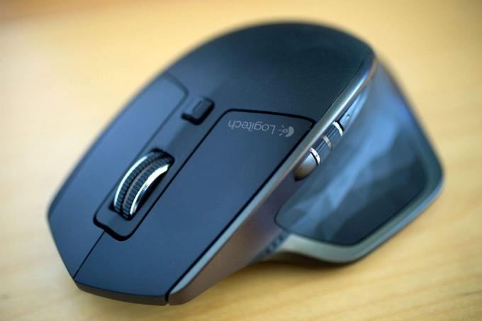 A parte superior do mouse Logitech MX Master.