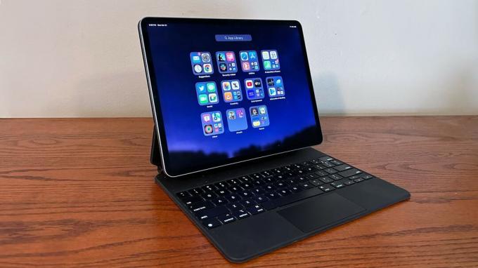 iPad Pro 2022 în Magic Keyboard