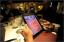 Manners 2.0: är det oförskämt att titta på din iPad på en restaurang?