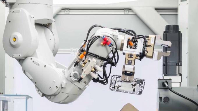 Apple의 Daisy는 9가지 유형의 iPhone을 분해하고 재활용을 위해 부품을 분류할 수 있는 프로토타입 재활용 로봇입니다.