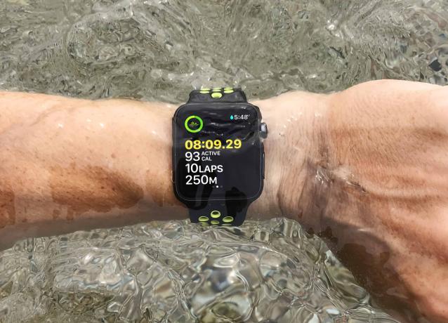 Het touchscreen van de Apple Watch is uitgeschakeld in de waterdichte modus, dus hoe maak je je training af?