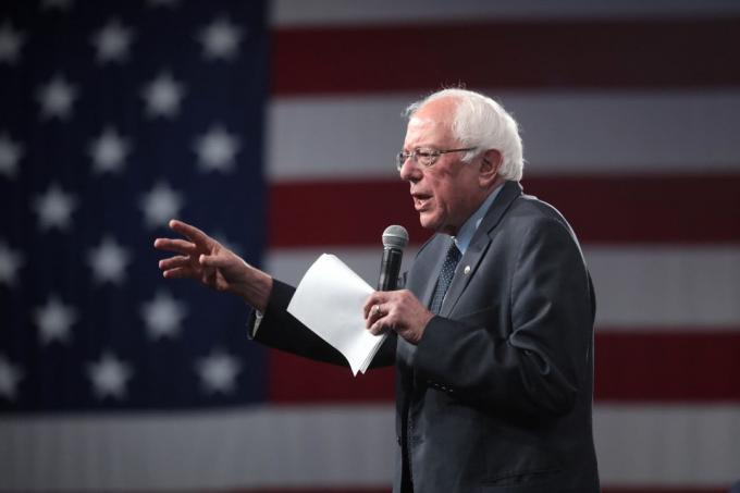 Kandidát na prezidenta Sen. Bernie Sanders hovorí na podujatí v Des Moines, Iowa.