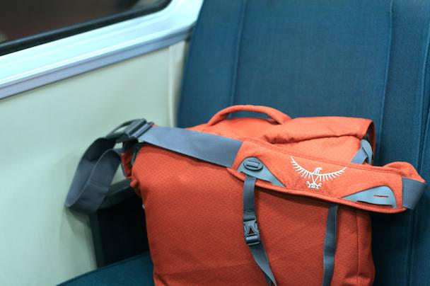 A alça cruzada pode ser facilmente trocada para que a bolsa possa ser carregada em qualquer um dos ombros.