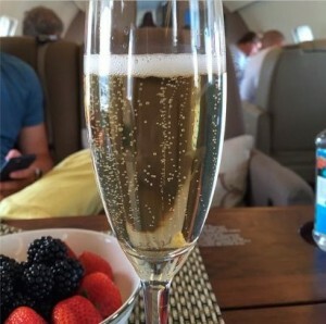 Foto Instagram (sekarang dihapus) dari desainer Apple Mikael Silvanto menuju ke Paris melalui jet pribadi. Saya memiliki gulfstream Steve Jobs...