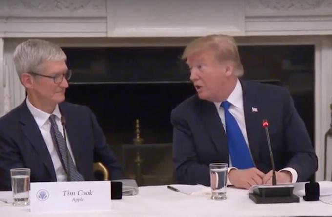 Apple izpilddirektors Tims Kuks un prezidents Donalds Tramps Baltā nama sanāksmē šī gada sākumā