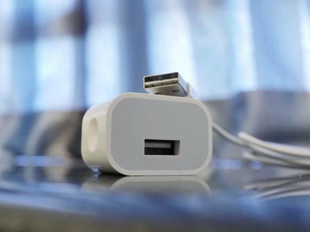 Un câble USB vers Lightning réversible et un chargeur repensé. On pourrait être prêt à expédier cet automne. Photo: Moca