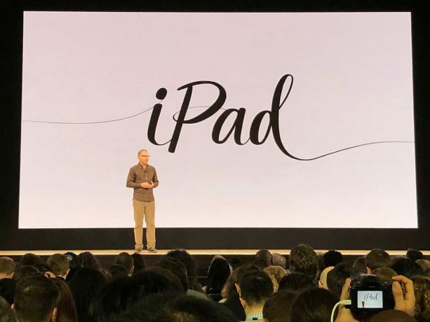 Applen varatoimitusjohtaja Greg Joswiak valmistautuu ottamaan kannen pois iPadilta Applen koulutustilaisuudessa Chicagossa 27. toukokuuta 2018.