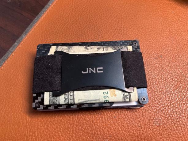 Karbon fiber cüzdanım, dışarıda nakit ve içeride yaklaşık 10 kart tutar. Ama iPhone'uma yapışmıyor.