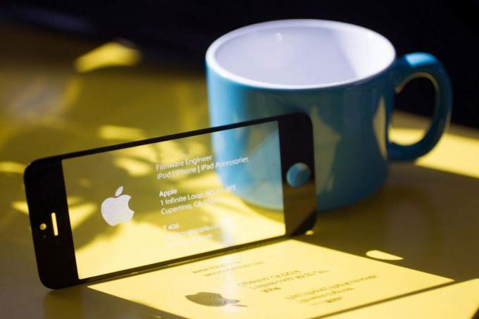 Φωτογραφία: Jim Merithew/Cult of Mac Αυτή η επαγγελματική κάρτα δημιουργήθηκε για έναν μηχανικό της Apple από μια γνήσια οθόνη iPhone.