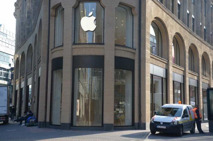 Applen uusi kauppa Euroopan vilkkaimmalla ostoskadulla.