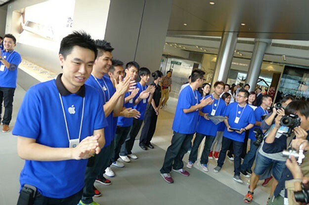 Employees-cheering-Apple-Store-هونج كونج