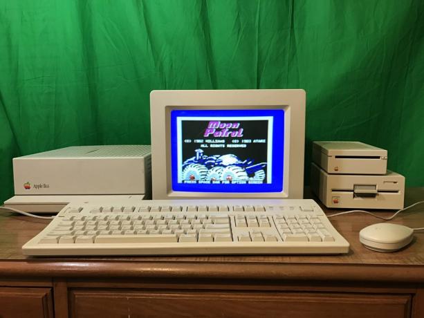 კომპიუტერი, დისპლეი და დისკი ჩემს Apple IIGS სისტემაზე შეძენილია ცალკე eBay-სგან.