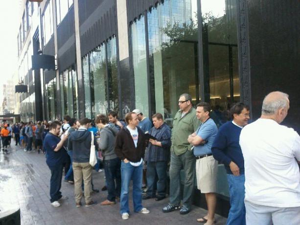 Linjer til Apples midlertidige butik på SXSW 2011. Billede med tilladelse fra ObamaPacman.