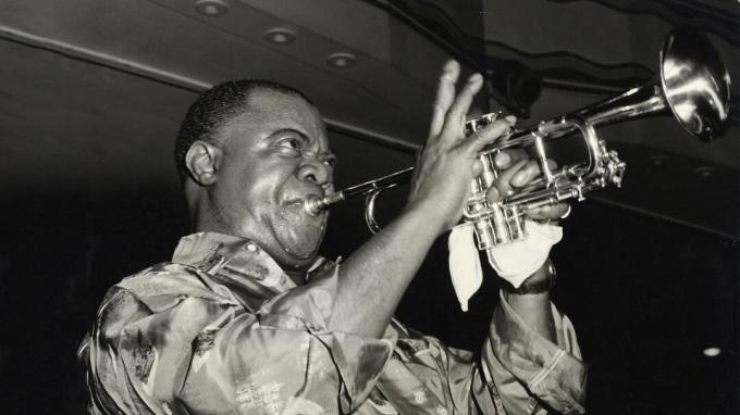 Jazzlegende Louis Armstrong spielt seine Trompete.
