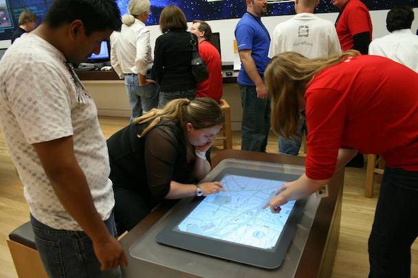 Yksi neljästä 15 000 dollarin Microsoft Surface -pöydästä kaupassa.