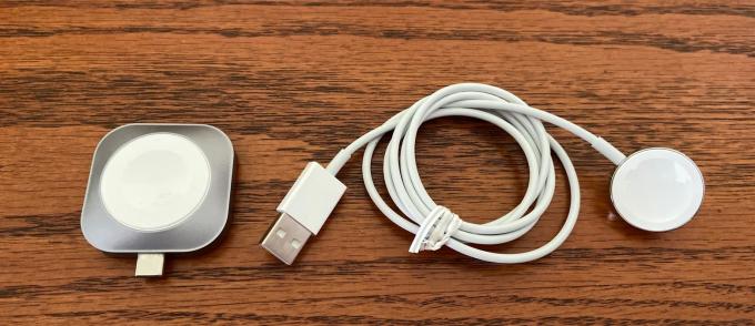 Stația de încărcare magnetică USB-C Satechi este vizibil mai portabilă decât încărcătorul implicit Apple Watch