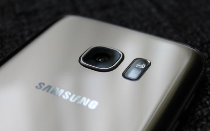 Galaxy S7-cam-close