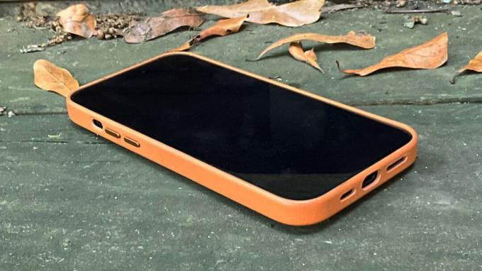 Husa portofel din piele integrală Mujjo cu MagSafe este aproape subțire, așa cum poate fi o husă portofel din piele și oferă în continuare protecție pentru un iPhone.
