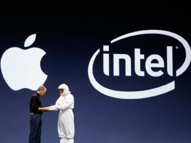 Steve Jobs a zamestnanec spoločnosti Intel v keynote.
