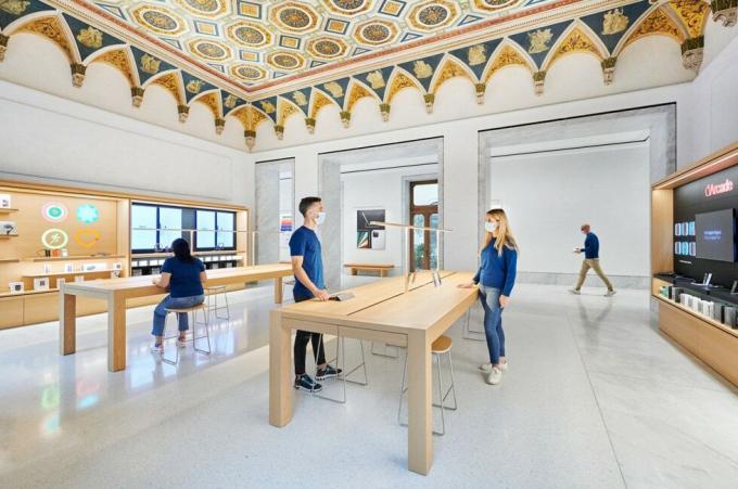 Apple Via del Corso, nový Apple Store v Římě: Obnovení geometricky vzorovaného stropu trvalo tisíce hodin