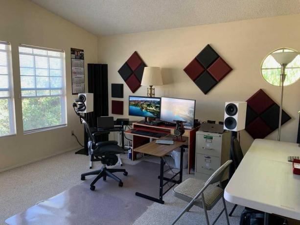 Το setup ενός audiophile δεν περιλαμβάνει μόνο υπολογιστές και ένα ηχοσύστημα δολοφόνου, αλλά ενισχυτές ήχου στους τοίχους και στις γωνίες.