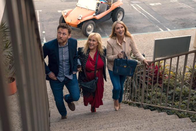 Keir O’Donnell, Patricia Arquette a Christine Taylor ve filmu High Desert, který se nyní vysílá na Apple TV+.