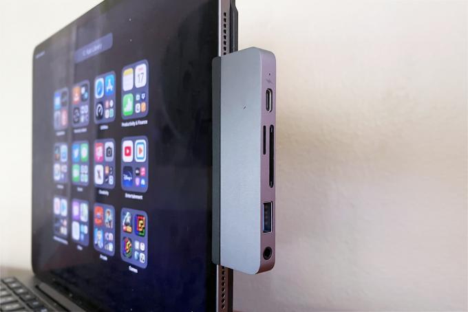 Središče HyperDrive se varno prilega iPadu Pro ali iPad Air.