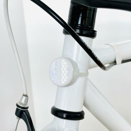 Nagyszerű kerékpáros reflektor rejtett hellyel az AirTag számára