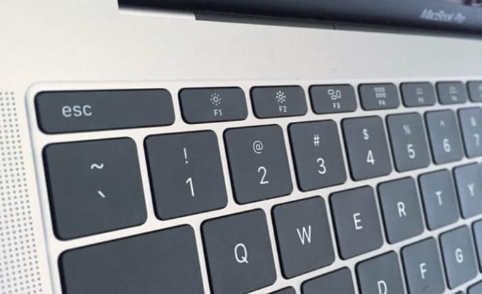 MacBook Pro ilman kosketuspalkkia