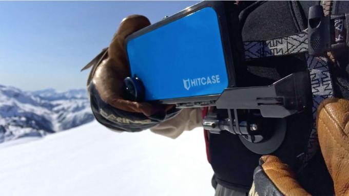 Hiihtäjä käytti telinettä pitämään iPhone 6: n HITCASE -laitteella kuvaamiseen alamäkeen.